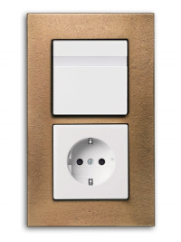 ABB Блок: Выключатель 1-клавишный с полем для надписи + розетка 2к+з, Вставка - белый, Рамка - Бронза, серия Carat