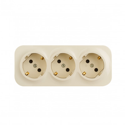 Legrand Розеточный блок тройной с заземлением - Legrand Quteo - с предварительным подключением со шторками IP20 16А 250В винтовые зажимы накладной монтаж - слоновая кость, 782268