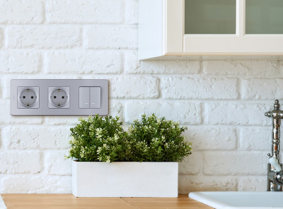 Legrand Розетка с заземлением - Legrand Inspiria - со шторками 16А 250В винтовые зажимы - алюминий, 673732