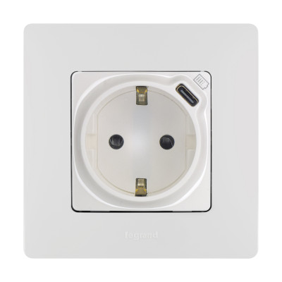 Legrand Розетка с заземлением с USB тип C - Legrand Etika - со шторками 16А 250В 1500мА 7,5Вт безвинтовые зажимы - белый, 672288