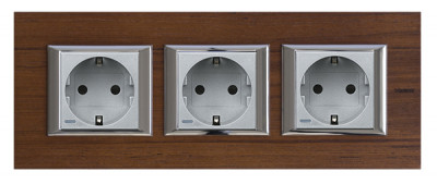 Блок на три поста: розетки 2к+з, вставки - алюминий, Axolute , дерево, цвет  рамки тиковое дерево