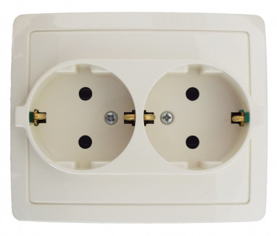 Simon Simon15 Розетка двойная с заземлением 2*2Р+Е без шторок, винт.зажим,16А, 250В, слоновая кость, 1590456-031