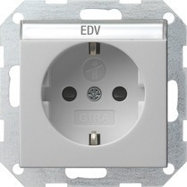0462015 Gira Розетка с з/к, с затвором (shutter) и символом  и полем для надписи
