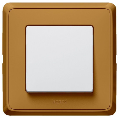 Legrand Выключатель 1-клавишный, клавиша - белый, рамка - матовое золото, серия Cariva