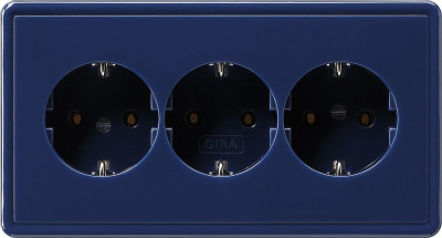 019946 Gira Тройная розетка с з/к