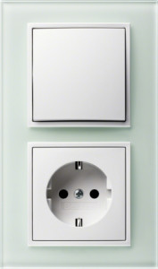 Berker Выключатель 1-клавишный с розеткой 2к+з, матовый белый/ белое стекло, серия B.7
