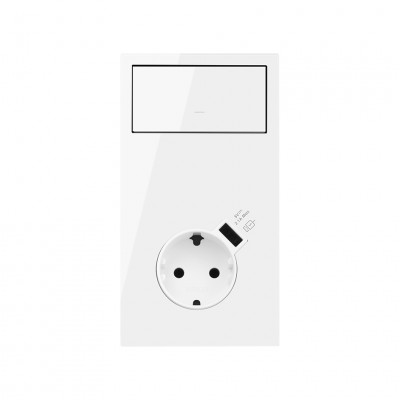 Simon 10020216-130 Кит 2 поста, фронт. Накладка вертикальная на 1 розетку Schuko с з/у USB SC + 1 клавиша выключателя цвета белый глянец S100