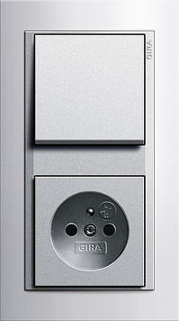 Gira Блок: Выключатель 1-клавишный с розеткой 2к+з, матовый алюминий - белый глянцевый, серия Event Opaque
