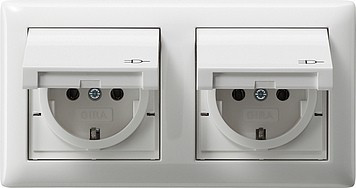 115803 Gira Двойная розетка с крышкой. уплотнителем и рамкой