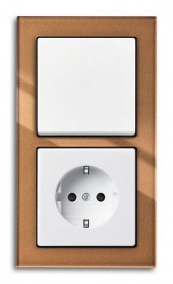 ABB Блок: Выключатель 1-клавишный с розеткой 2к+з, вставка - белый, рамка - бронзовое стекло, серия Busch-axcent