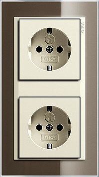 Gira Блок: Розетка 2к+з + Розетка 2к+з, глянцевый кремовый - коричневый, серия Event Clear