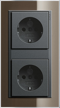 Gira Блок: Розетка 2к+з + Розетка 2к+з, матовый антрацит - коричневый, серия Event Clear