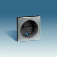 Simon Накладка со шторками для розетки с заземлением Schuko 2Р+Е цвета алюминий/графит S82, 82041-33