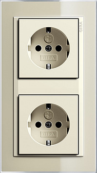Gira Блок: Розетка 2к+з + Розетка 2к+з, глянцевый кремовый - песочный, серия Event Clear Gira Блок: Розетка 2к+з + Розетка 2к+з, глянцевый кремовый - песочный, серия Event Clear
