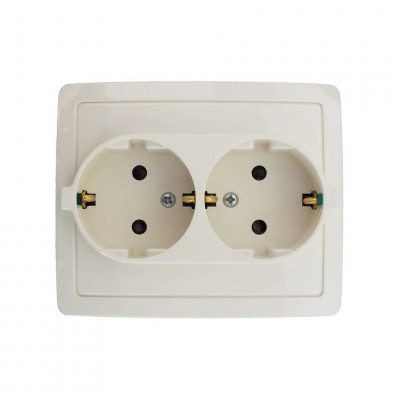 Simon Розетка двойная с заземлением 2*2Р+Е, с защитными шторками,винт.зажим,16А, 250В,сл.кость, 1590451-031